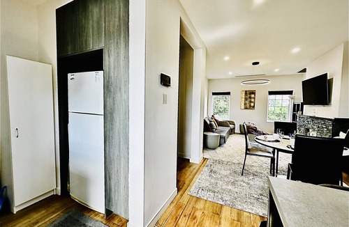 Hawthorn Apartment | Luxury & Grandeur | Balcony Views| Prime Location, Parking, 15 mins to CBD!