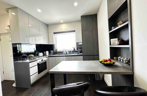 Hawthorn Apartment | Luxury & Grandeur | Courtyard | Prime Location, Parking, 15 mins to CBD