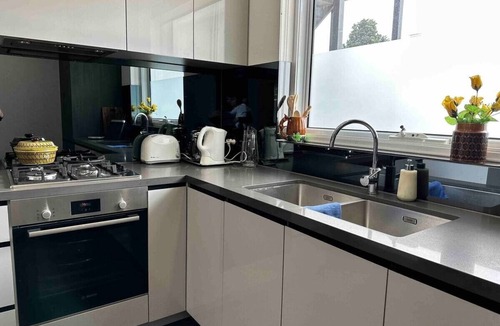 Hawthorn Apartment | Luxury & Grandeur | Courtyard | Prime Location, Parking, 15 mins to CBD