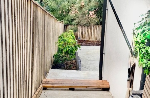Eltham North House | Luxury Hillside Escape | Scenic Views & Cosy Stay