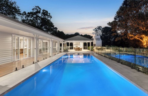 Maleny House | Luxury Living In The Hinterland with a pool - 2 mins From Town.