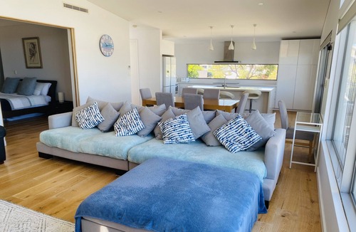 Sorrento Apartment | Luxury one bedroom Beach Side Retreat with Ocean Views 250m from Sorrento Beach