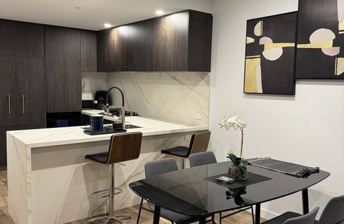 Main Beach Apartment | Luxury Pearl Main Beach Apartment | Walk to the Beach