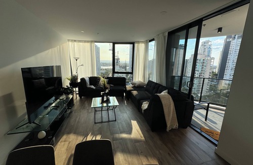 Main Beach Apartment | Luxury Pearl Main Beach Apartment | Walk to the Beach