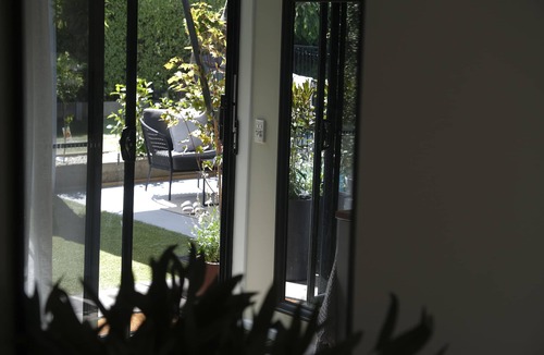 Daylesford Apartment | Luxury Pool/Spa Garden Retreat, 6 min walk from town and Lake + No hidden Fees!