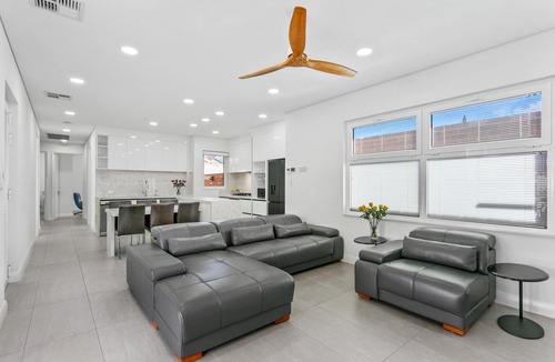 Fremantle Villa | LUXURY POOL VILLA 3 King Bed Suites Walk to beaches and Fremantle City