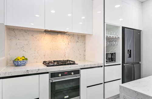 Fremantle Villa | LUXURY POOL VILLA 3 King Bed Suites Walk to beaches and Fremantle City