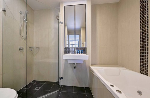 Sydney Central Business District Apartment | LUXURY THREE BEDROOM SKYLINE SUITE WITH BALCONY, POOL, GYM CITY VIEWS