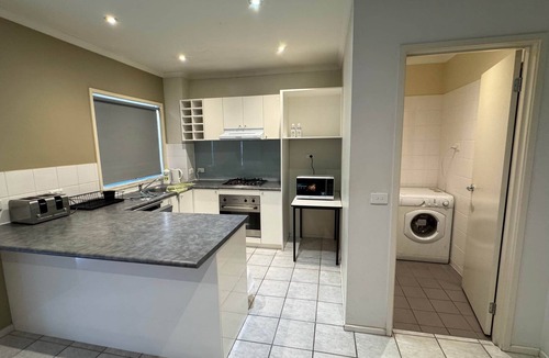Box Hill House | Luxury Townhouse at Box Hill Centre (sleep 5 persons)