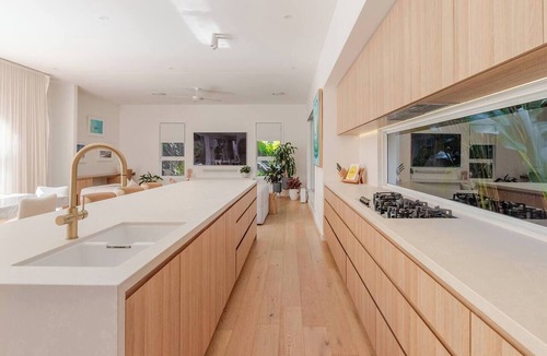 Burleigh Heads House | Luxury Villas Burleigh Springs (Pool & Walk to the beach)