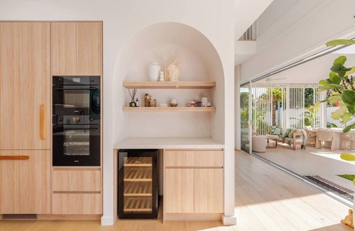 Burleigh Heads House | Luxury Villas Burleigh Springs (Pool & Walk to the beach)
