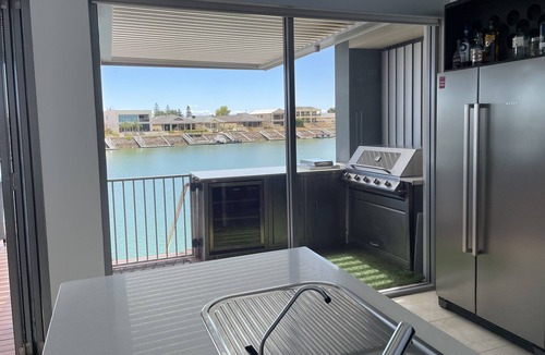 Wallaroo House | LUXURY WATERFRONT ACCOMMODATION - 12 people 5 ensuites