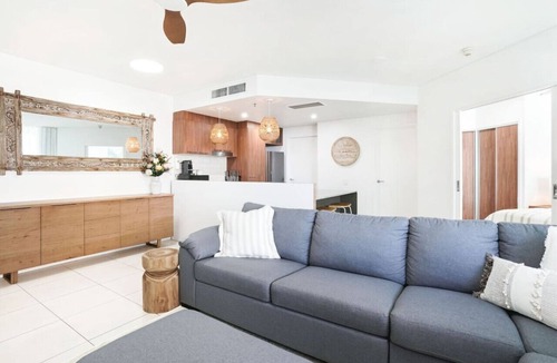 Cairns Central Business District Apartment | Luxury Waterfront Apartment with Stunning Ocean Views in the Heart of Cairns