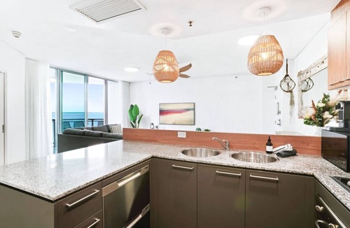 Cairns Central Business District Apartment | Luxury Waterfront Apartment with Stunning Ocean Views in the Heart of Cairns