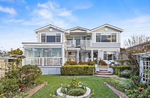 Toukley House | Luxury Waterfront Holiday Home