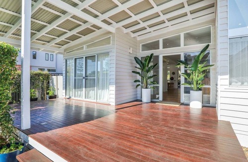 Burleigh Heads Apartment | Luxury Waterfront Stay at Tallebudgera Creek