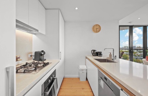 Fortitude Valley Apartment | Lvl 22 | Sleeps 8 | Resort - Gym - Pool - Spa - Cinema + Parking