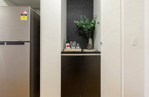 Brunswick Condo | Lygon St apartment near cafés, bars and city tram