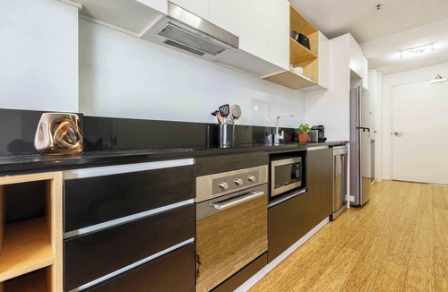 Brunswick Condo | Lygon St apartment near cafés, bars and city tram
