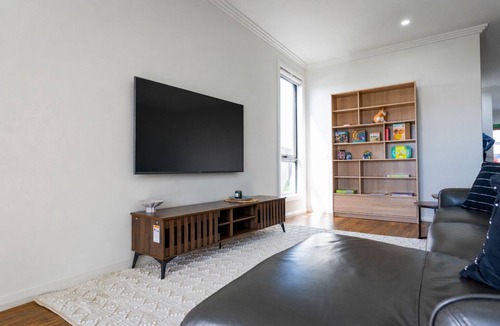 Claymore House | Macarthur Stay - Spacious 4BR Home with Outdoor Area