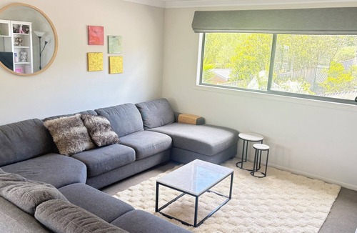 Gisborne House | Macedon Ranges - Large Family Home with pool and spa- sleeps 13 - pet friendly!