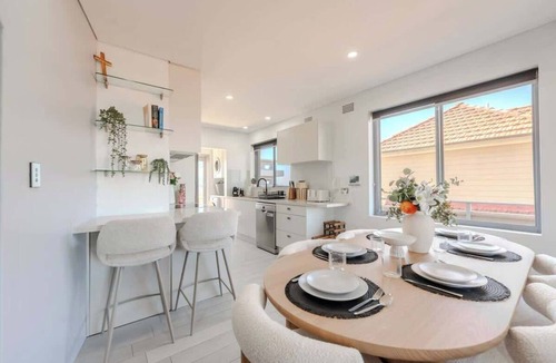 Manly Apartment | Madonna | Ocean Views | Walk to Freshwater & Manly