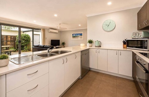 Broadwater House | Maggies Beach House – Relaxed Stay Near the Beach