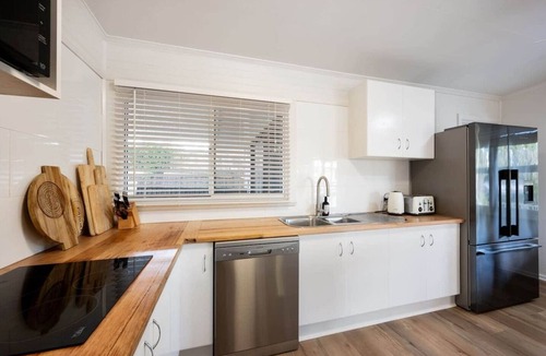 Coffs Harbour House | Magnolia House: 2 bedroom Coastal Retreat