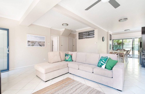 Fingal Bay House | Magnolias – walk to beach