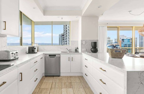 Main Beach Apartment | Main Beach 3-Bedroom Apartment with Ocean Views