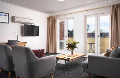 Kew Hotel | MainStay Suites Kew