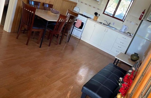 Mansfield Hotel | Mansfield Lakeside Caravan Park