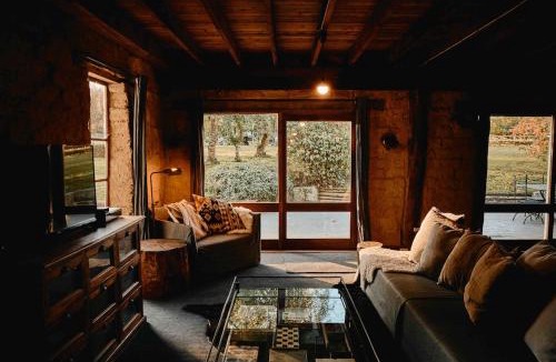 Robertson House | Maple Lodge - Alpacas, Goats, Chickens, Outdoor Pizza Oven & Games Room!