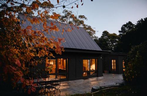 Robertson House | Maple Lodge - Alpacas, Goats, Chickens, Outdoor Pizza Oven & Games Room!