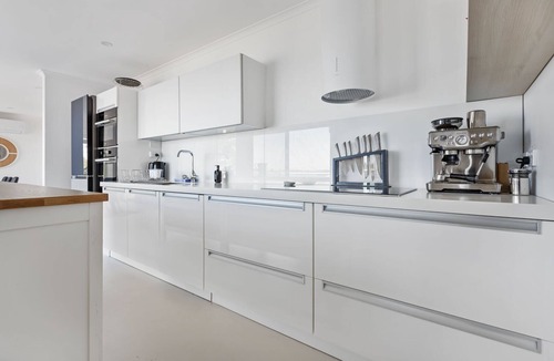 Metung House | Marina House: Sweeping 180-degree views across the marina