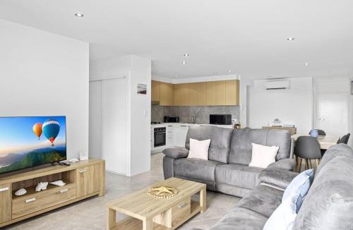 Sandstone Point Apartment | Marina Retreat