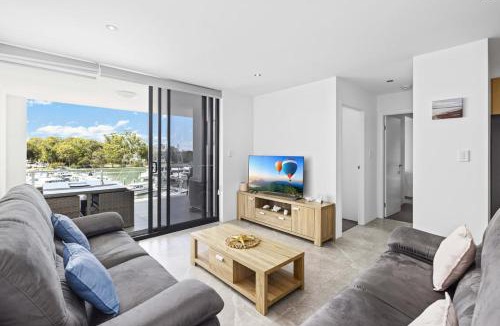 Sandstone Point Apartment | Marina Retreat