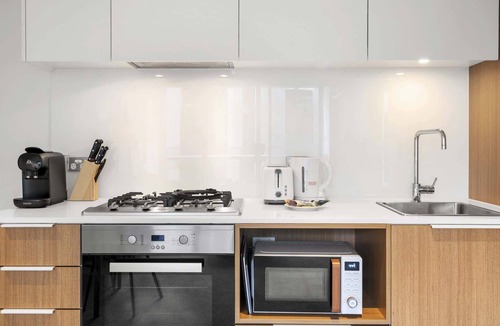 Docklands Apartment | Marina-View 1-Bed Apartment in Docklands