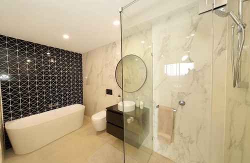 Eastgardens Apartment | Massive 2Bedroom Apt with Golf and city views