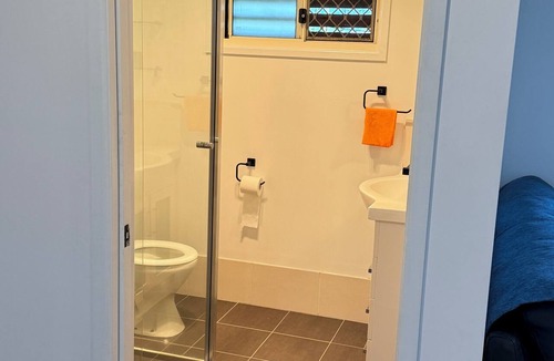 Collingwood Park Hotel | Master King Room for Short Stay