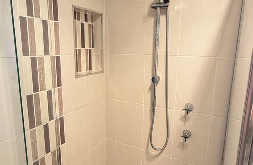 Collingwood Park Hotel | Master King Room for Short Stay
