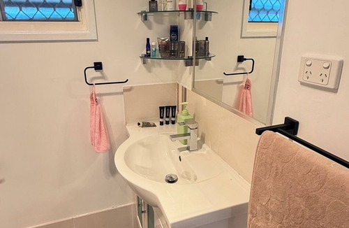 Collingwood Park Hotel | Master King Room for Short Stay