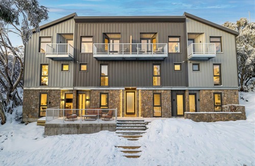 Mount Buller House | Matterhorn Chalet –Mount Buller Alpine Chalet. Mountain Views. Sleeps 12