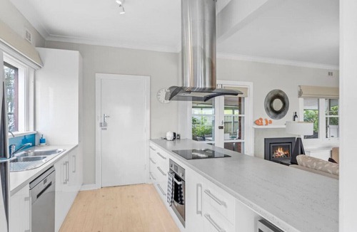 McCracken House | McCracken Cottage with Harbour Views