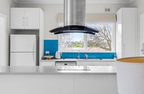 McCracken House | McCracken Cottage with Harbour Views