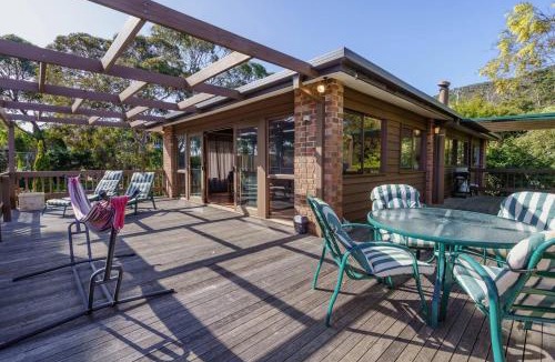 McCrae House | McRae Hillside Terrace - Panoramic Family Living