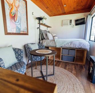 Lidster Villa | Meadowbrook Tiny House - Stay among the best wineries in Orange