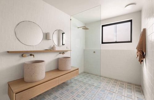 North Avoca House | Mediterranean Vibes. Pool. 50m to Beach. Sleeps 8