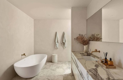 North Avoca House | Mediterranean Vibes. Pool. 50m to Beach. Sleeps 8