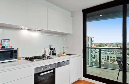 South Yarra Apartment | Melbourne CBD Retreat with Spacious Balcony Views